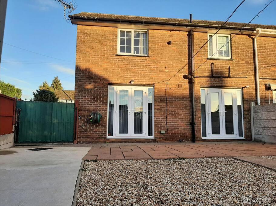 Vila Huge Garden House For Contractors And Families Ollerton Exteriér fotografie